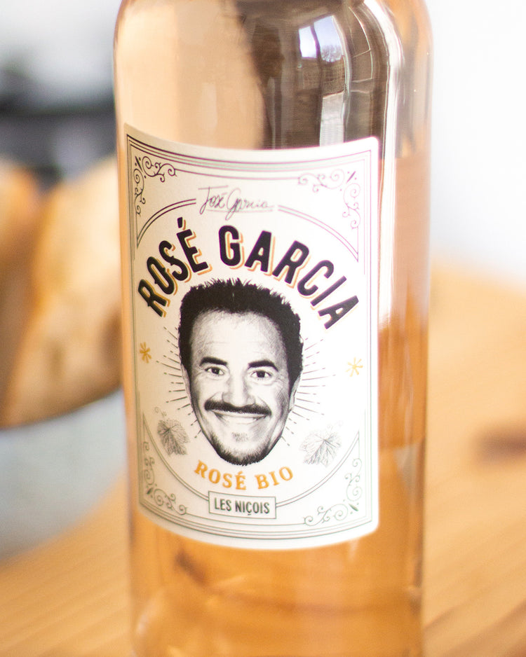 Bouteille de rosé Garcia avec étiquette élégante en gros plan.