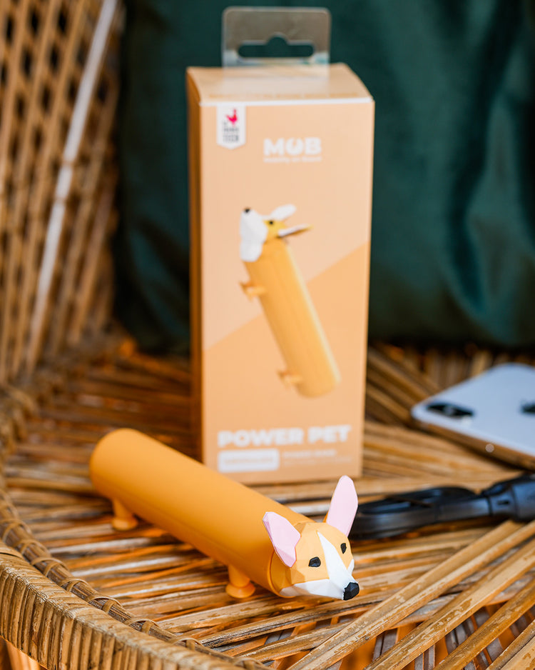 Batterie externe en forme de Corgi avec pattes ventouses.