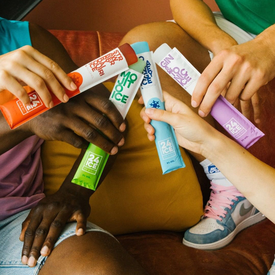 Glaces à l’alcool dans des pots colorés sur fond blanc