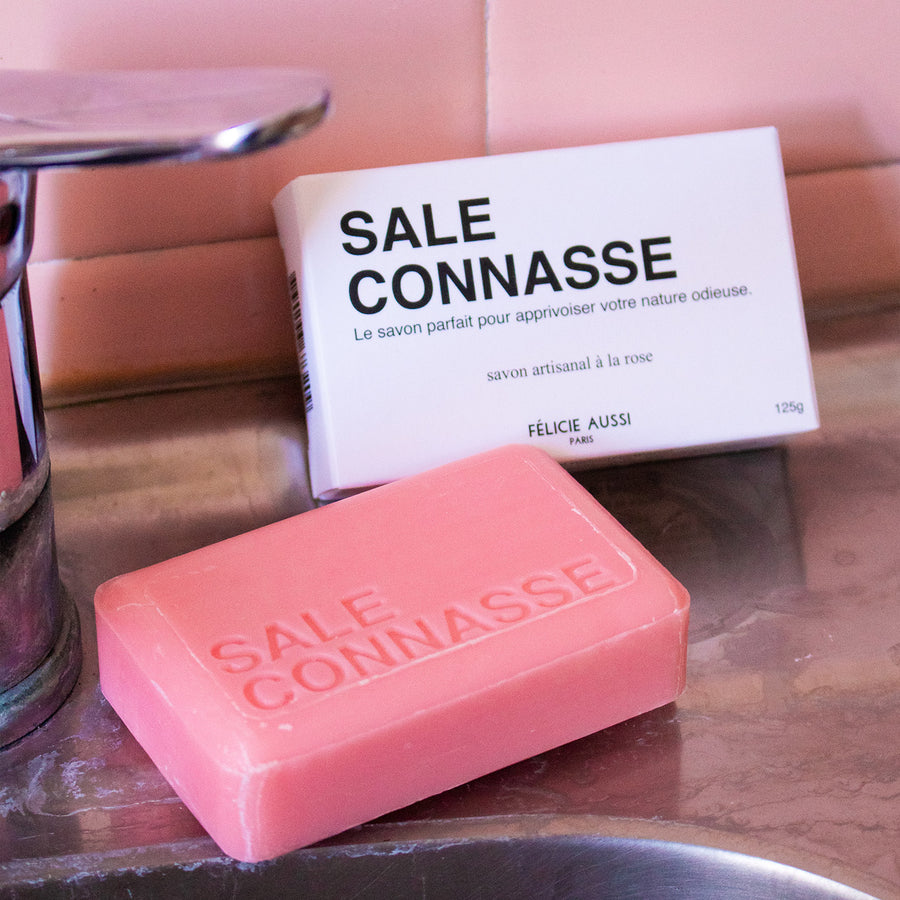 Savon humoristique avec étiquette colorée et motif rose.