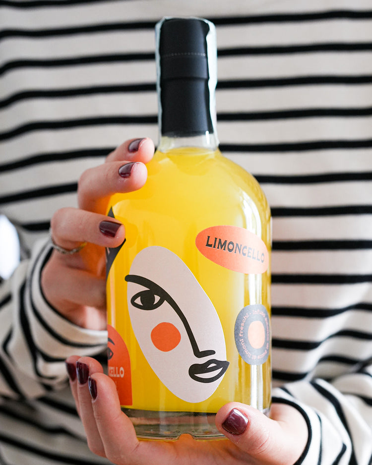 Bouteille de Limoncello avec étiquette jaune et verre transparent