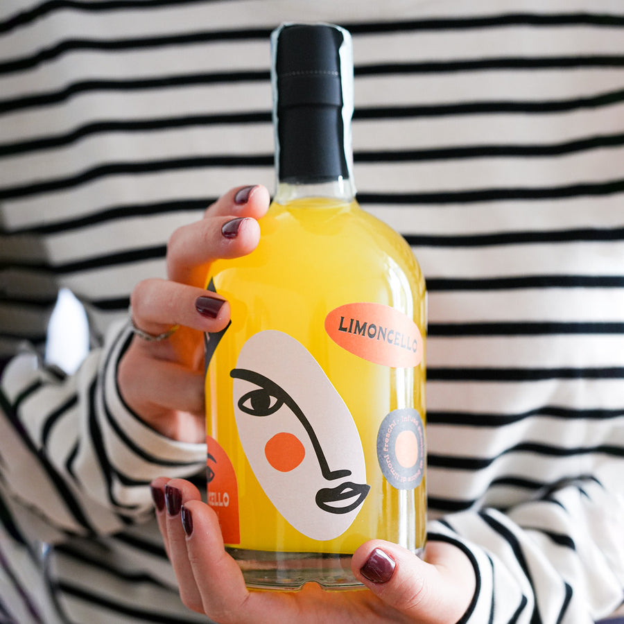 Bouteille de Limoncello avec étiquette jaune et verre transparent