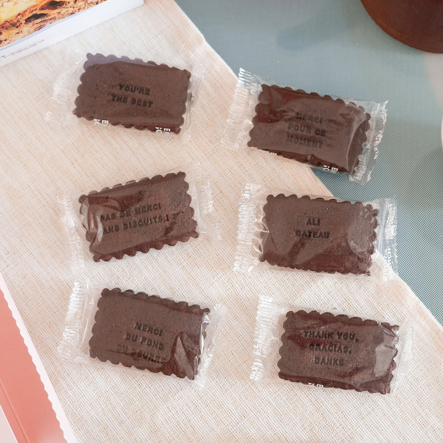 Biscuits à message Merci sur fond blanc