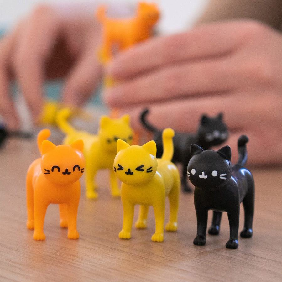 Jeu d'équilibre Catastrophe avec des chats colorés empilés.