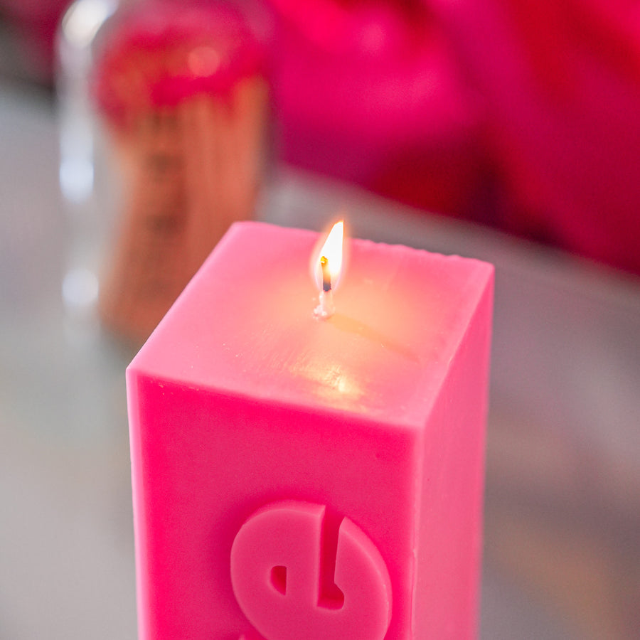 Bougie rose fluo avec message d'amour en relief