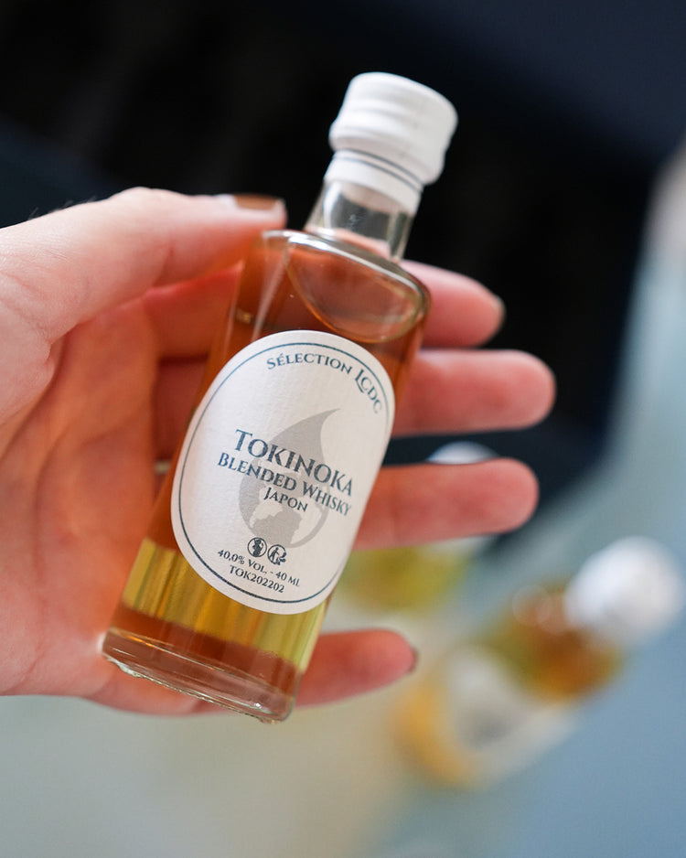 Coffret découverte des Whiskys Japonais avec plusieurs bouteilles sur fond blanc.