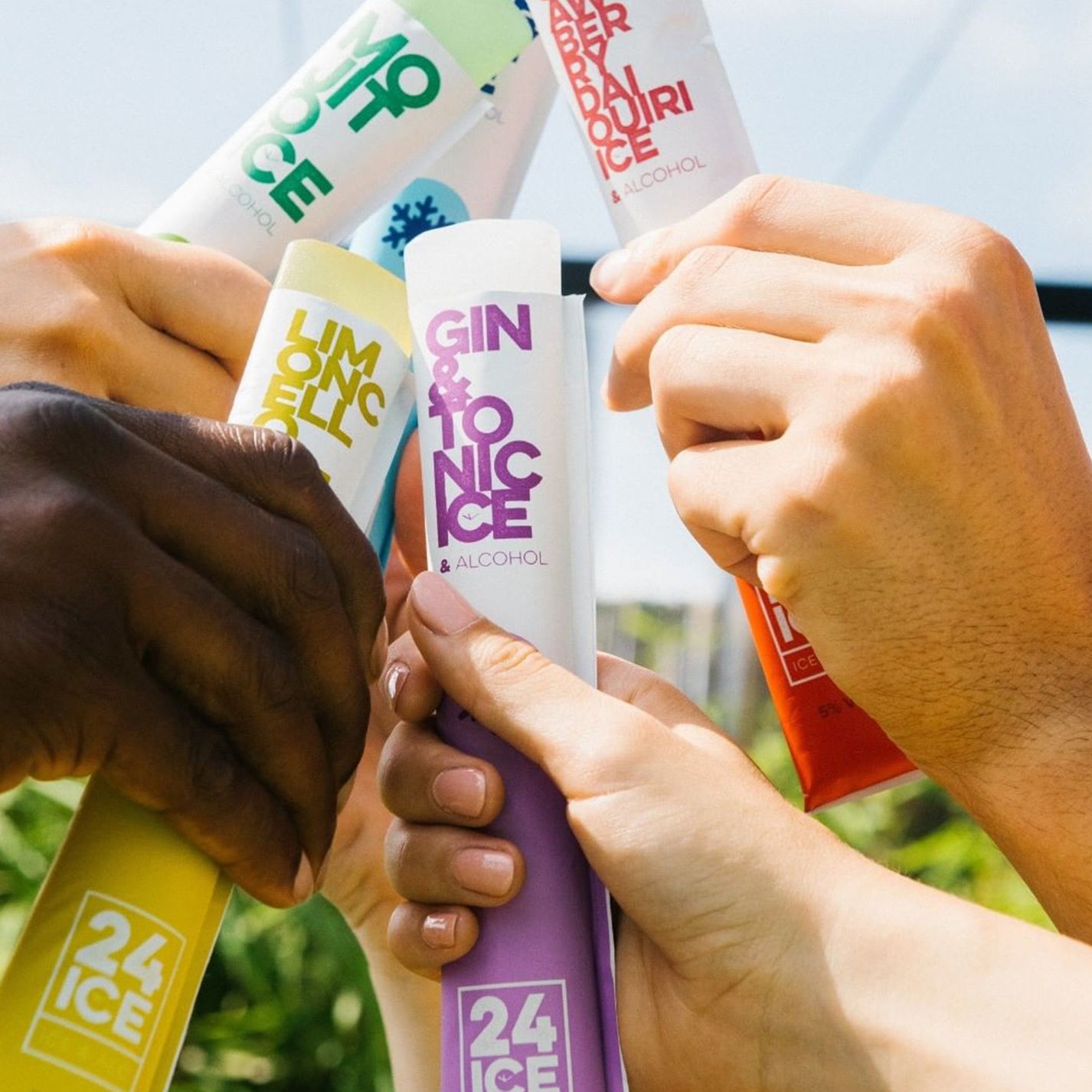 Glaces à l’alcool dans des pots colorés sur fond blanc.