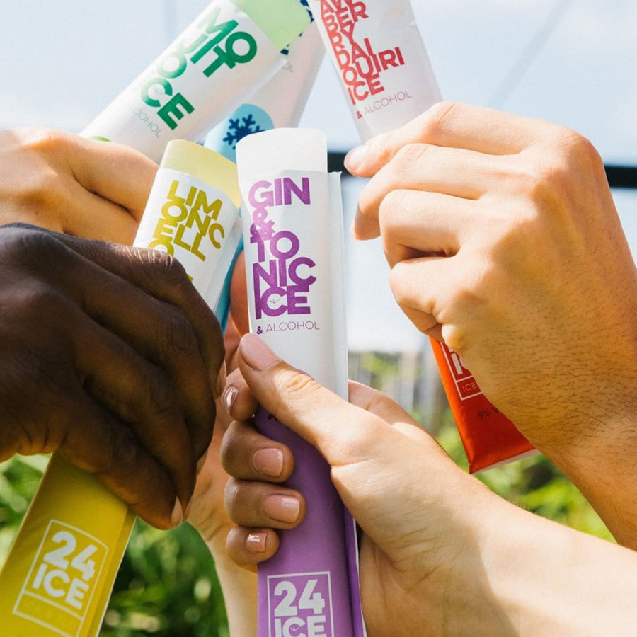 Glaces à l’alcool dans des pots colorés sur fond blanc.