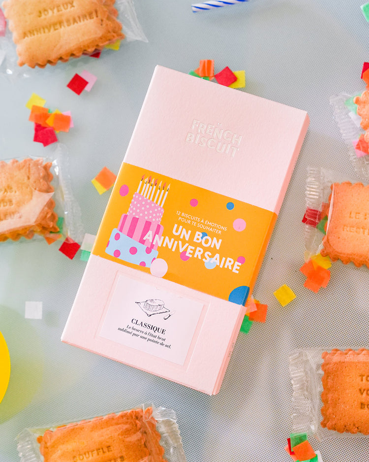Biscuits à message pour anniversaire sur fond blanc