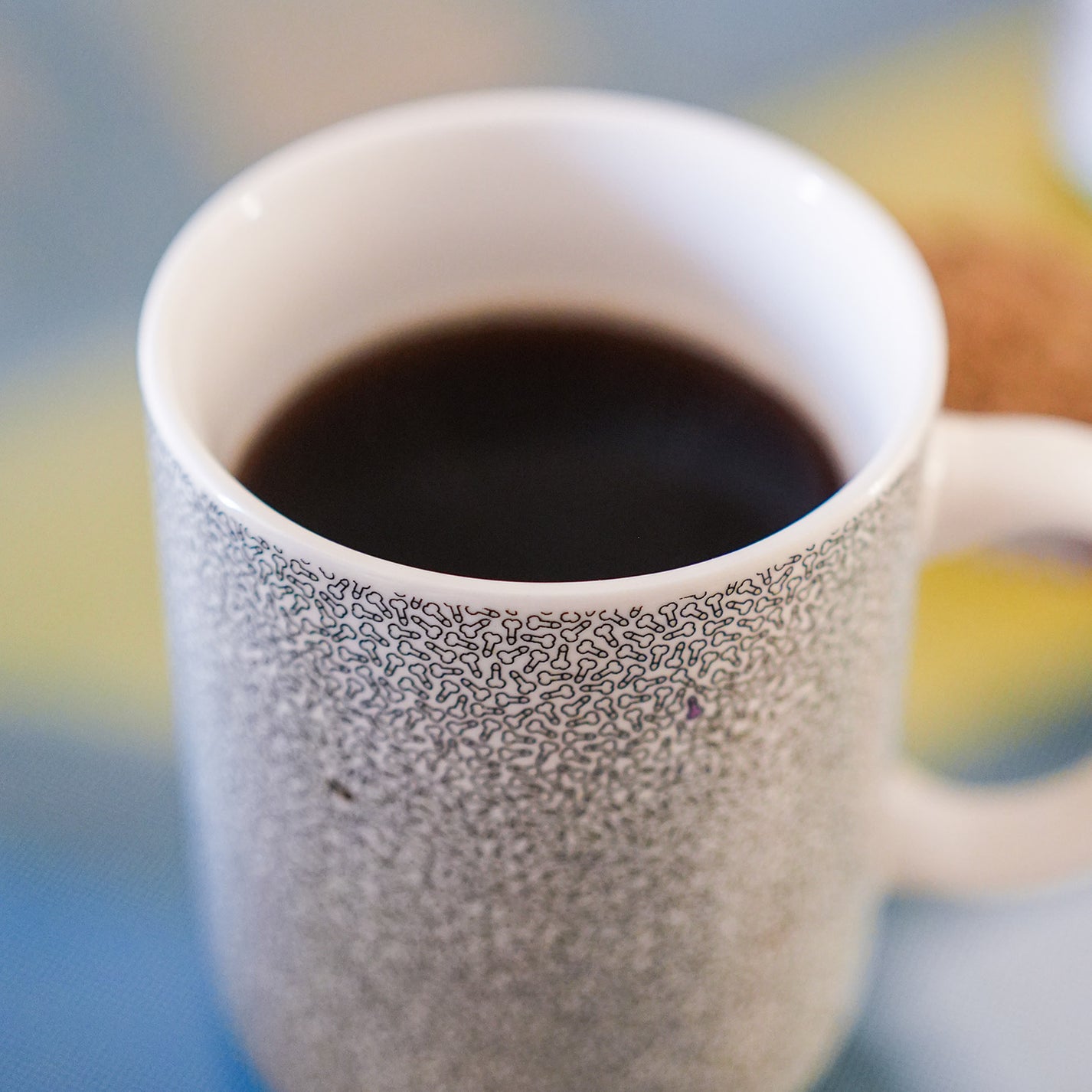 Mug humoristique avec motif de petits pénis sur fond blanc.