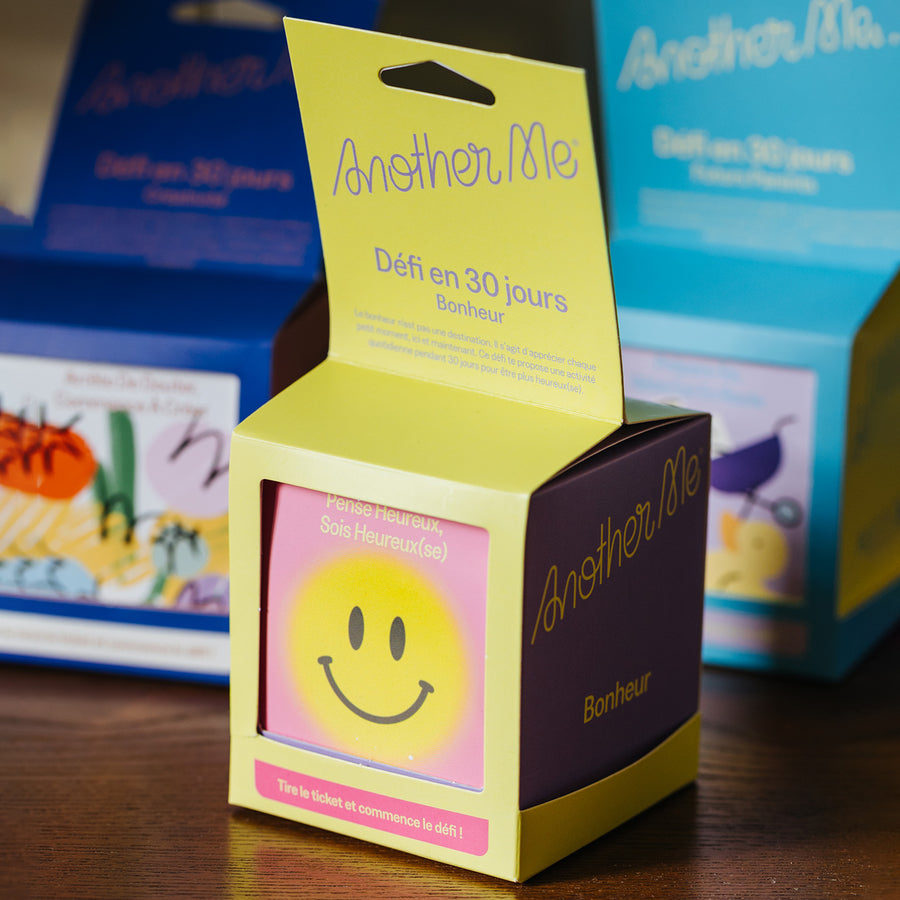 Livre '30 jours de défis Bonheur' avec couverture colorée et titre en gros caractères.