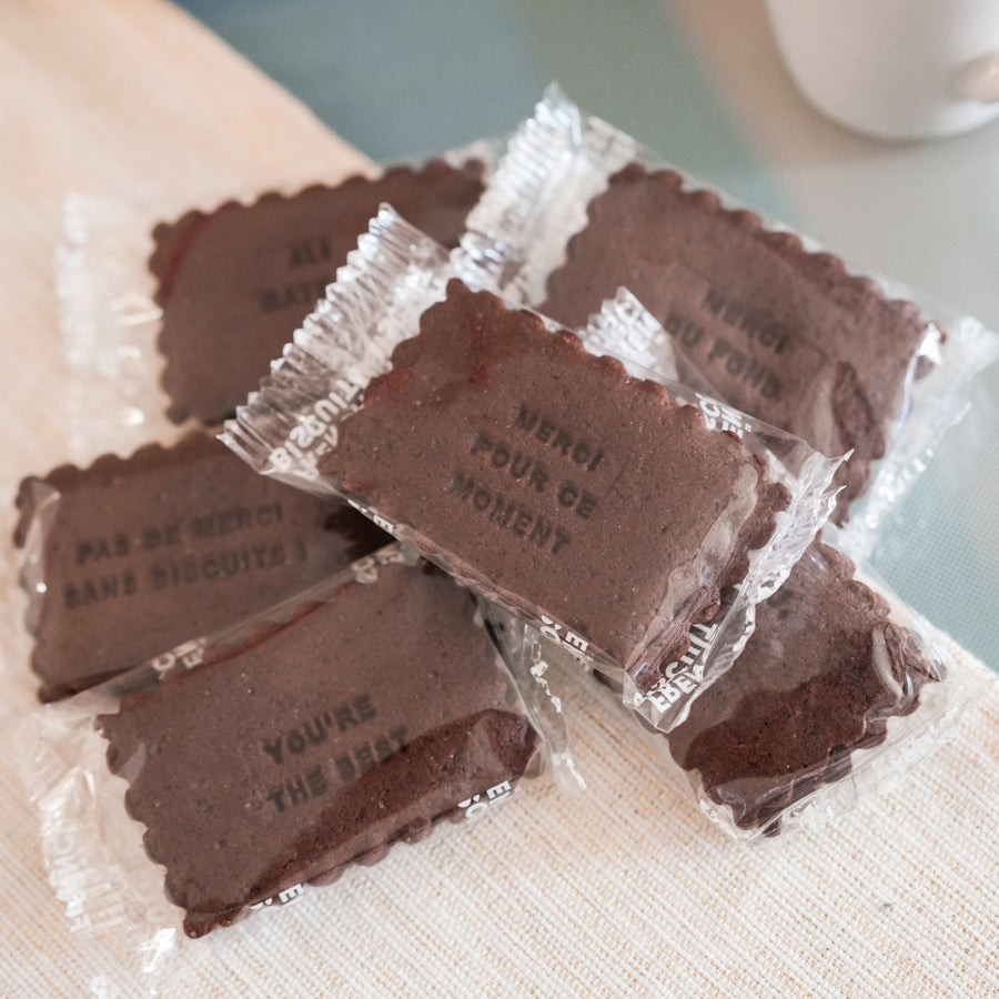 Biscuits à message Merci sur fond blanc