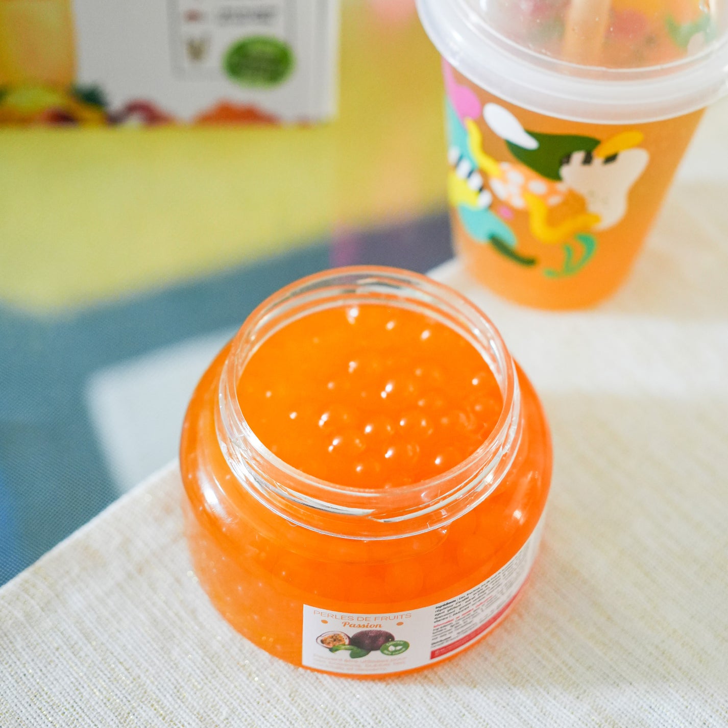 Kit de bubble tea avec perles colorées et accessoires inclus.