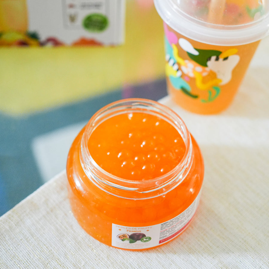 Kit de bubble tea avec perles colorées et accessoires inclus.