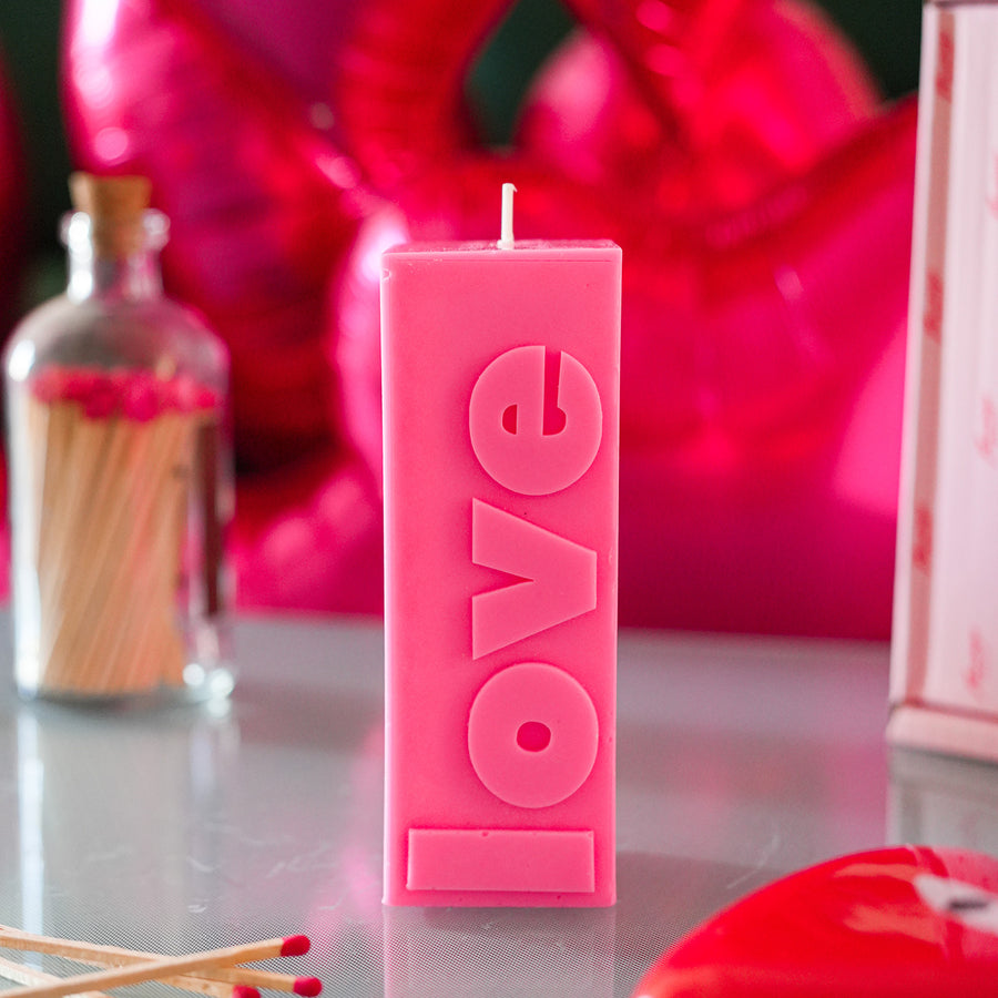 Bougie rose fluo avec message d'amour en relief