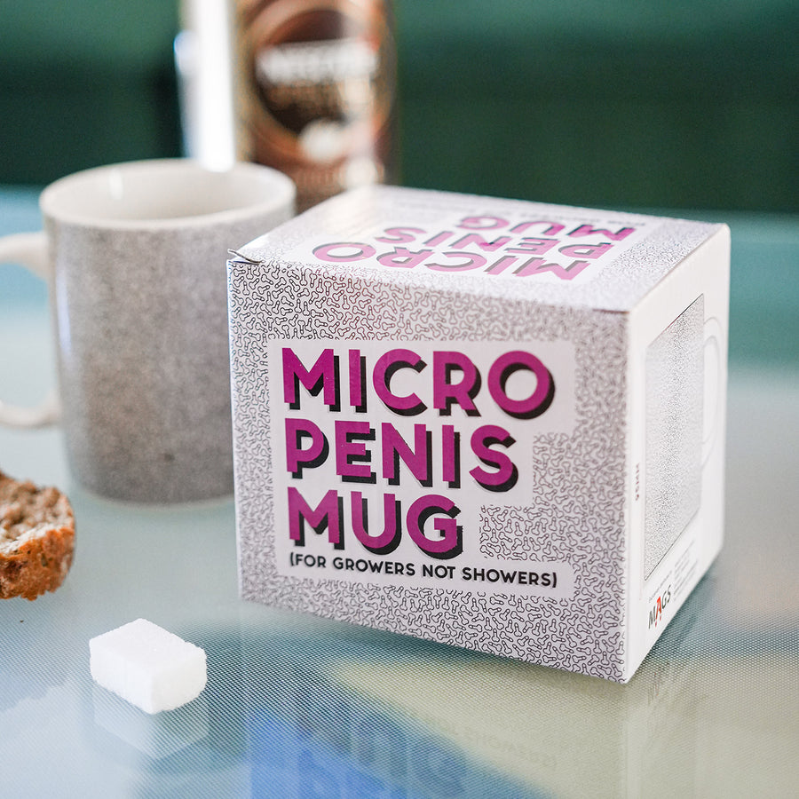 Mug humoristique avec motif de petits pénis sur fond blanc.