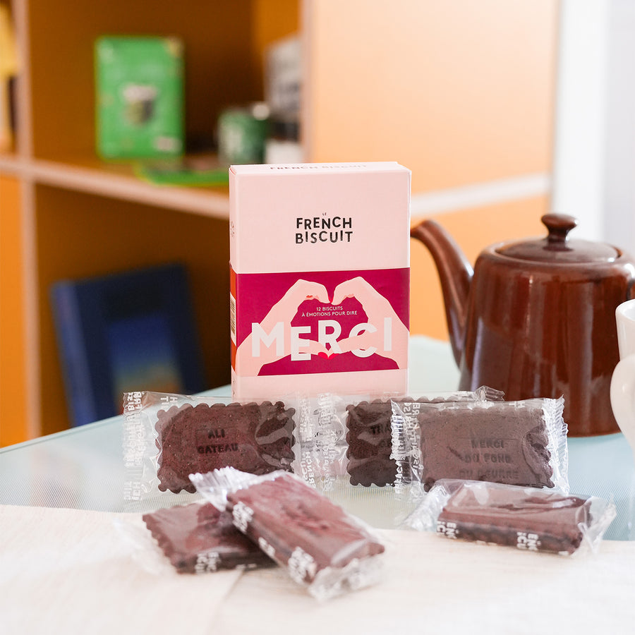 Biscuits à message Merci sur fond blanc