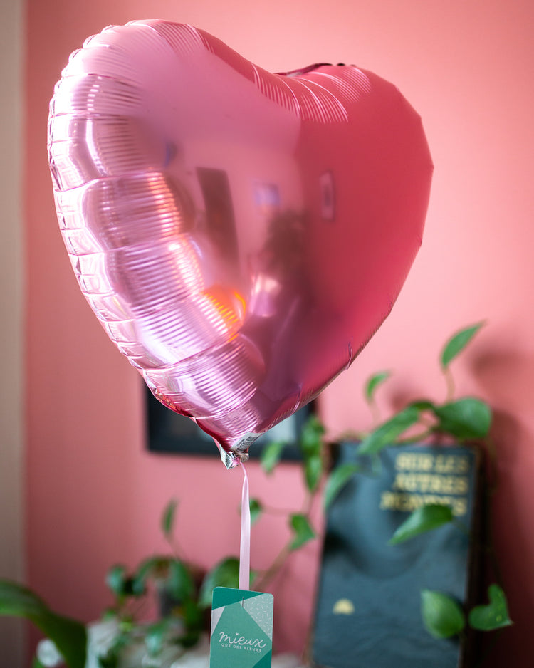 Ballon coeur rose perle pour décorations de fête.