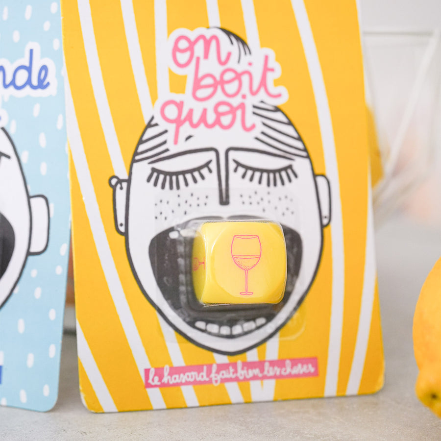 Dé à dés avec inscriptions colorées pour choisir une boisson.