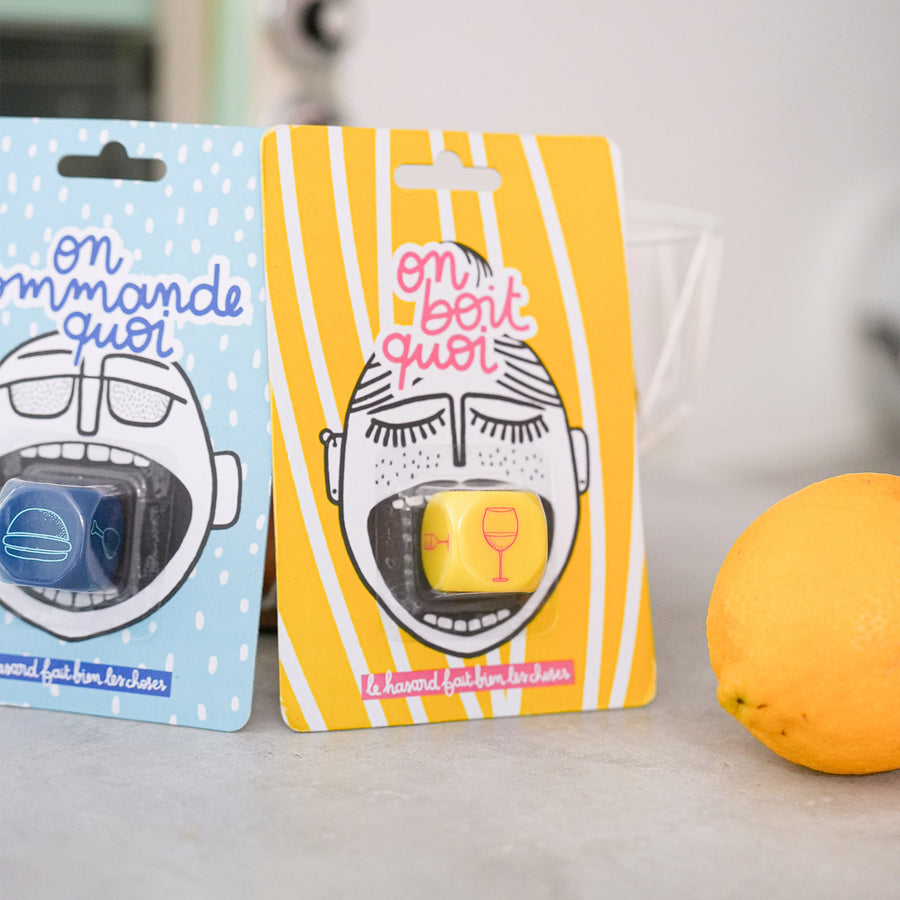 Dé en bois avec inscriptions colorées sur chaque face.