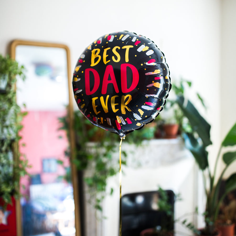 Ballon Best Dad en forme de coeur rouge avec inscription blanche sur fond blanc.