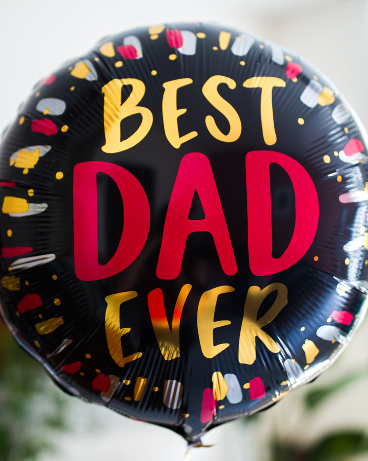 Ballon Best Dad en forme de coeur rouge avec inscription blanche sur fond blanc.