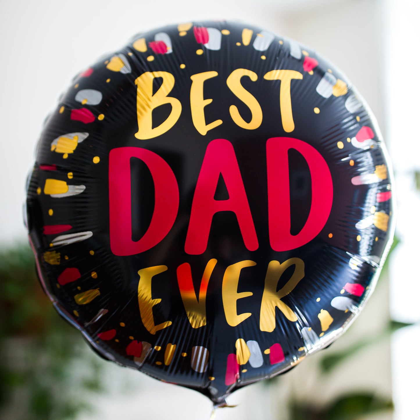 Ballon Best Dad en forme de coeur rouge avec inscription blanche sur fond blanc.