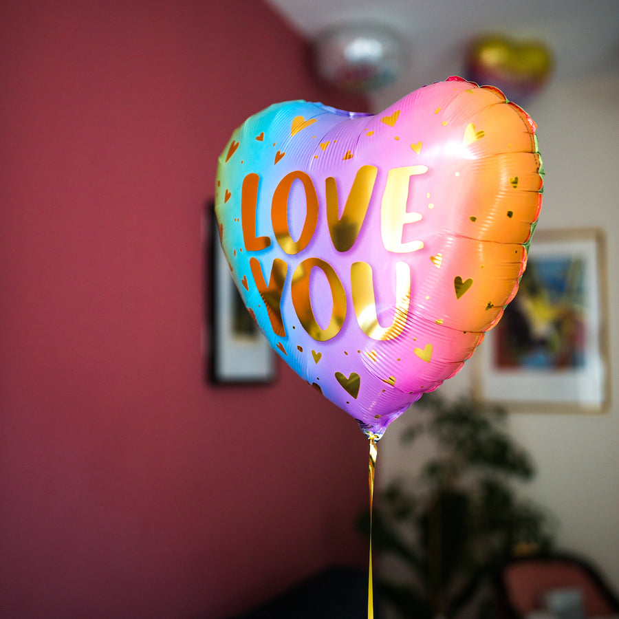 Ballon Love You Pastel en forme de coeur rose pastel sur fond blanc.