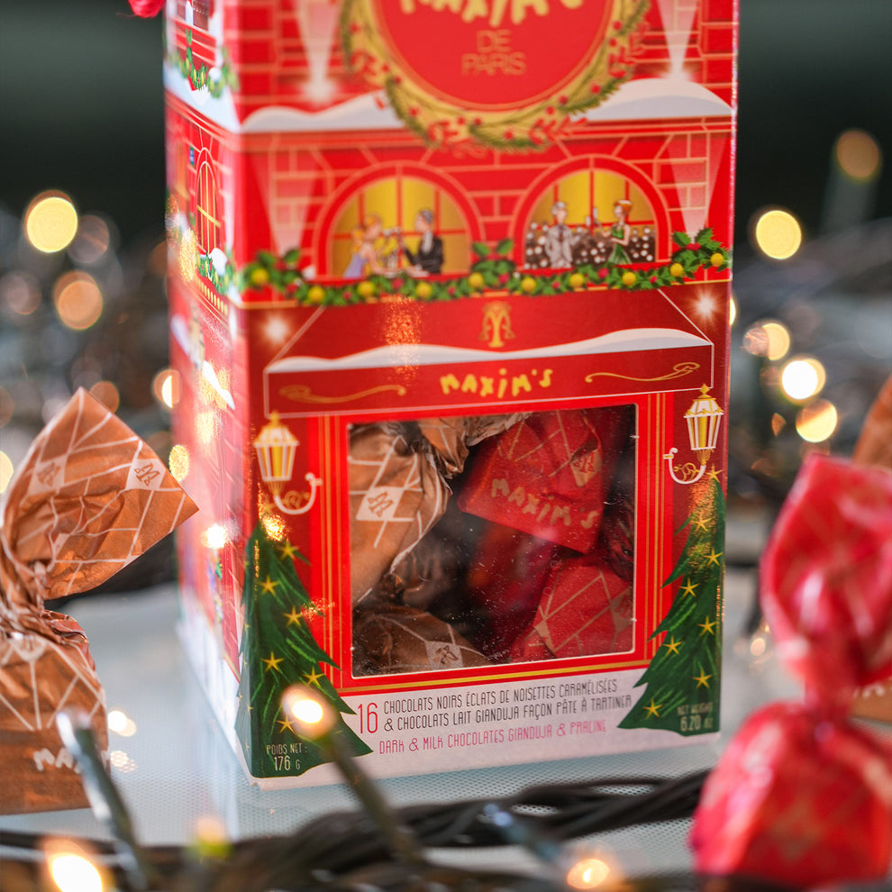 Une maison avec des chocolats de Noël