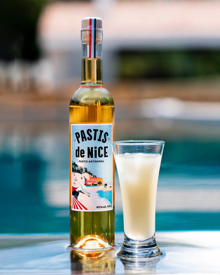 Bouteille de Pastis de Nice avec étiquette colorée et design élégant.