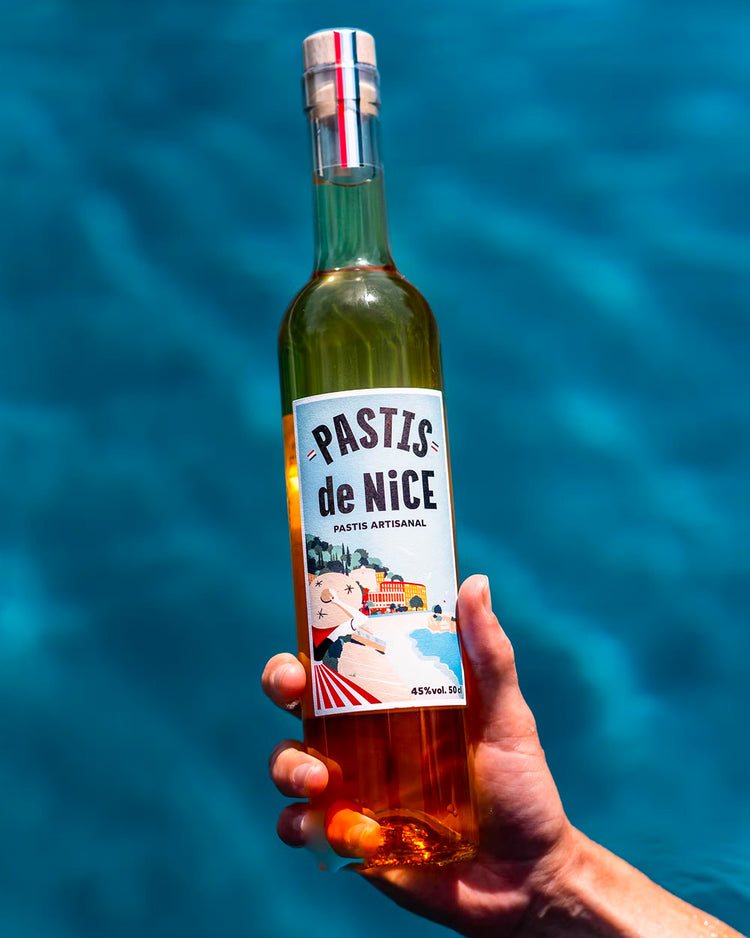 Bouteille de Pastis de Nice avec étiquette colorée et design élégant.