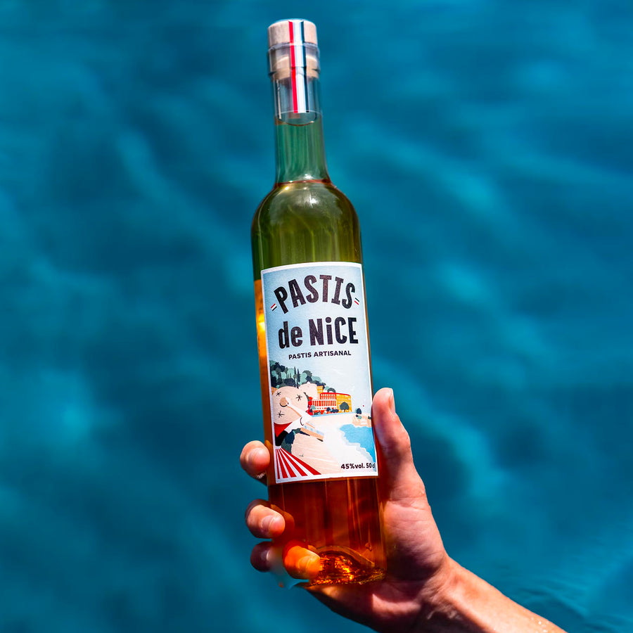 Bouteille de Pastis de Nice avec étiquette colorée et design élégant.
