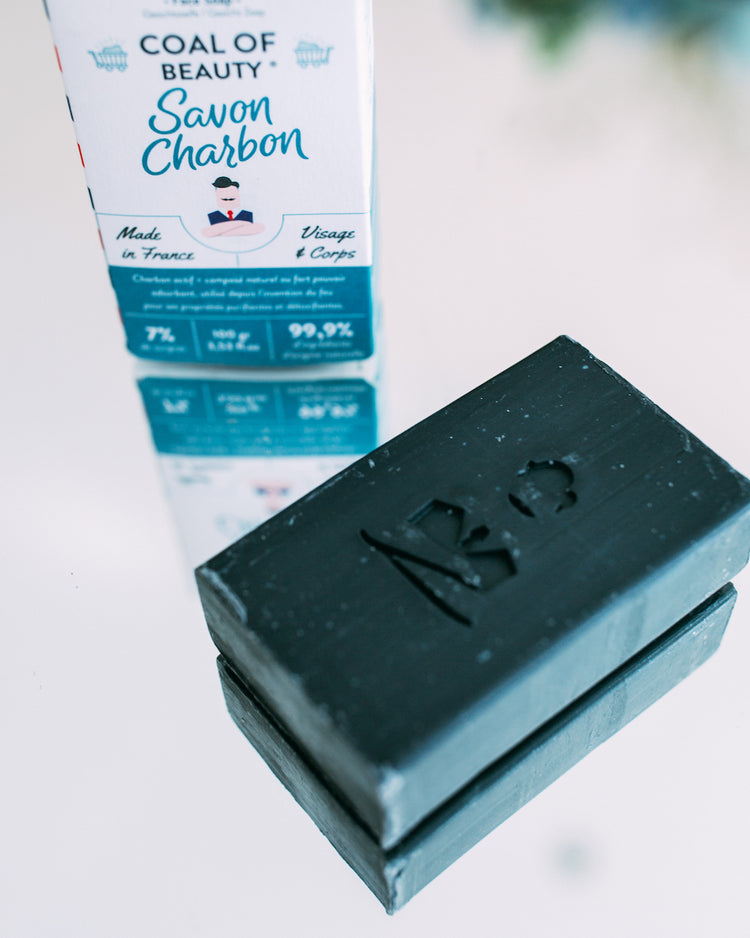 Savon au charbon de Monsieur Barbier, texture noire marbrée.