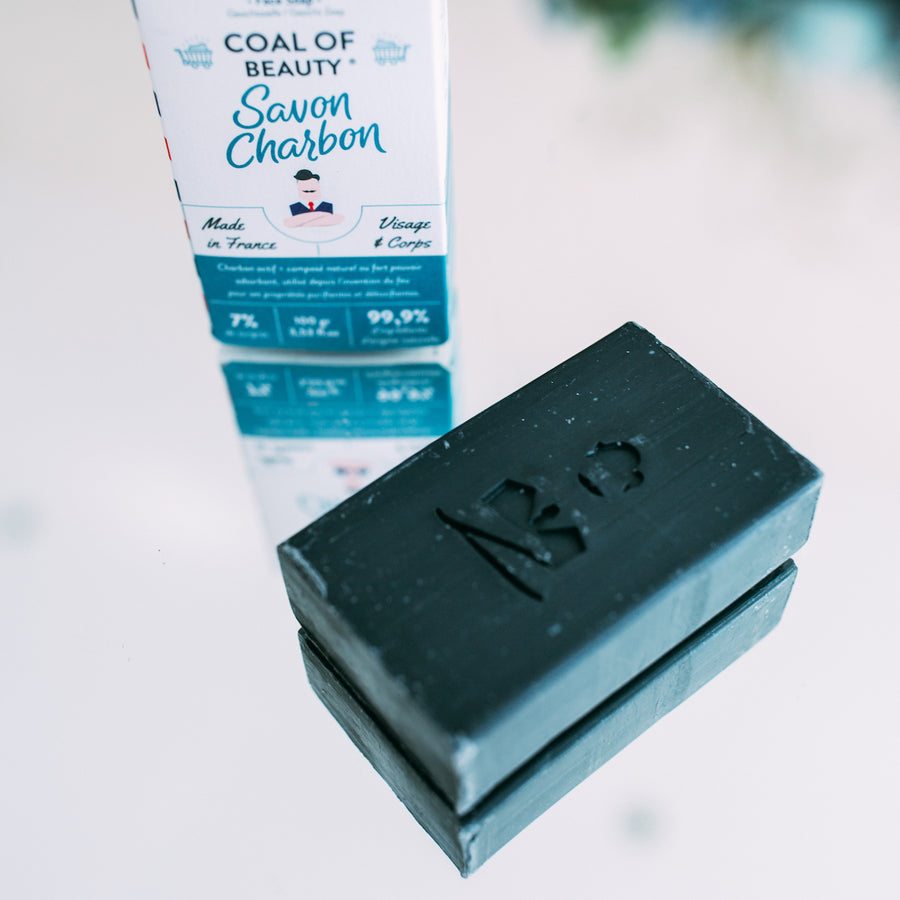 Savon au charbon de Monsieur Barbier, texture noire marbrée.