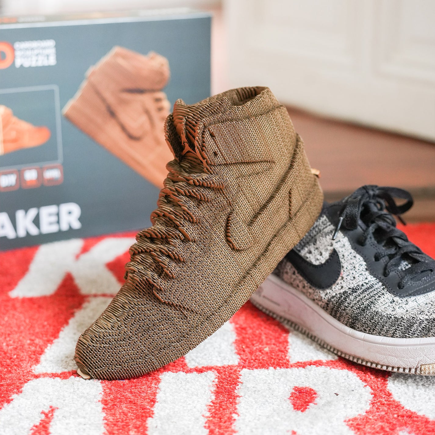 Sculpture en carton de sneakers vue de côté, détails des lacets.