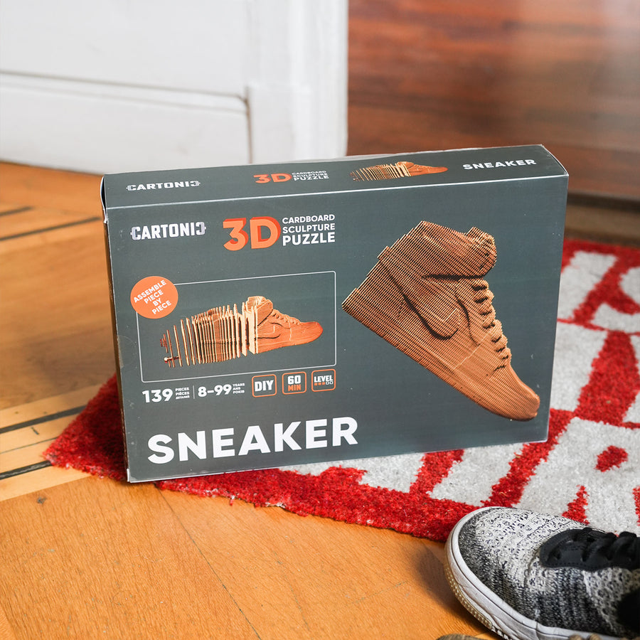 Sculpture en carton de sneakers vue de côté, détails précis.
