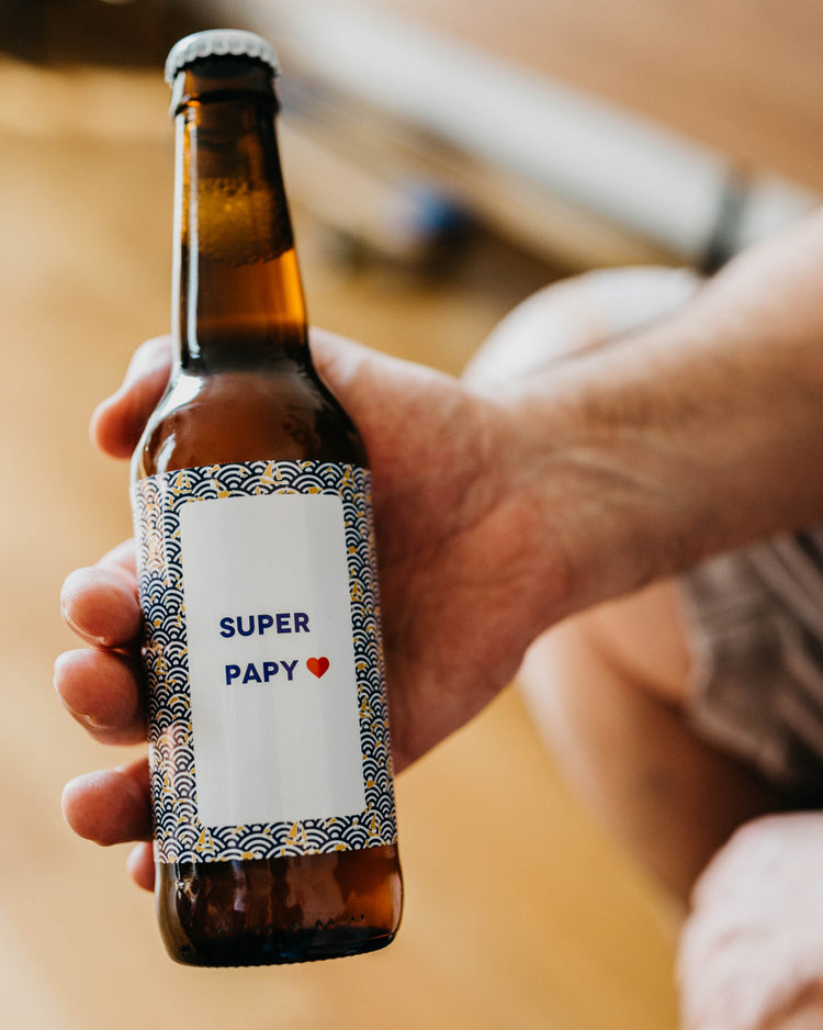 Bière Super Papy avec étiquette humoristique et design vintage.