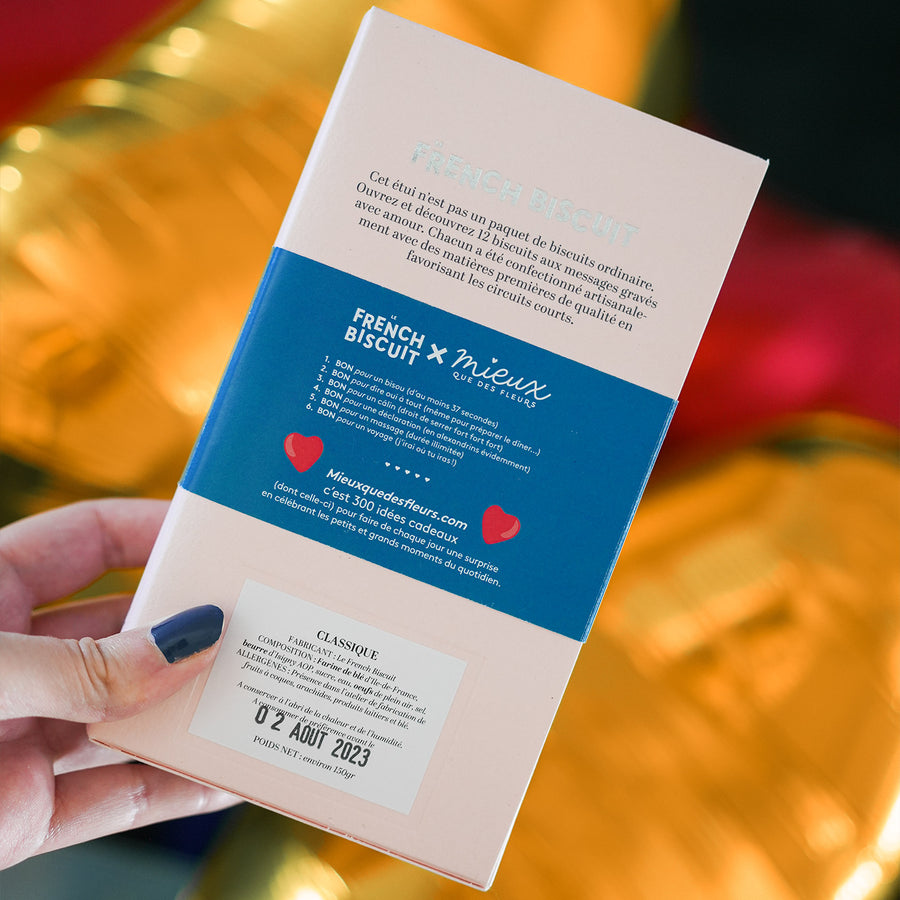 Biscuits à message Je t'aime pour la Saint-Valentin avec un couple amoureux dessiné sur fond blanc