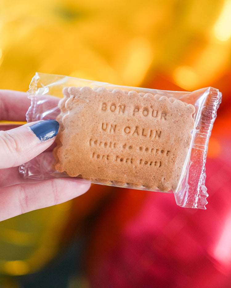 Biscuits à message Je t'aime pour la Saint-Valentin avec un couple d'amoureux
