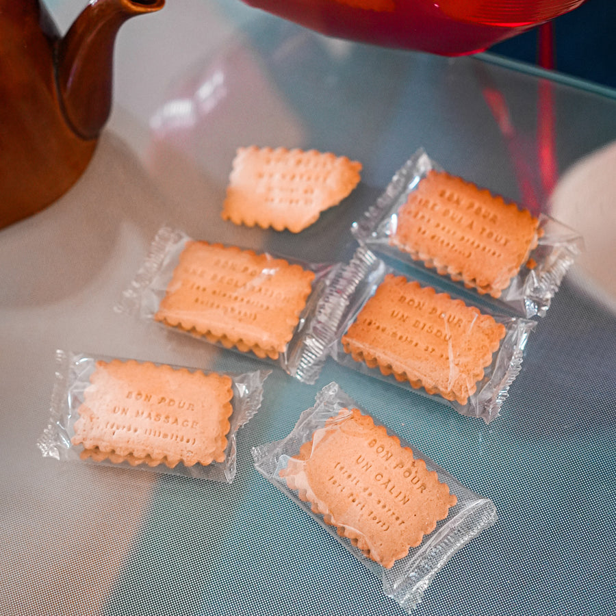 Biscuits à message Je t'aime pour la Saint-Valentin avec un couple d'amoureux dessiné sur un biscuit