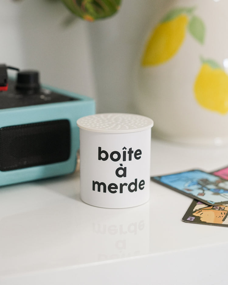 Boîte à merde vue de face avec un design humoristique.