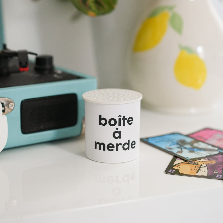 Boîte à merde vue de face avec un design humoristique.