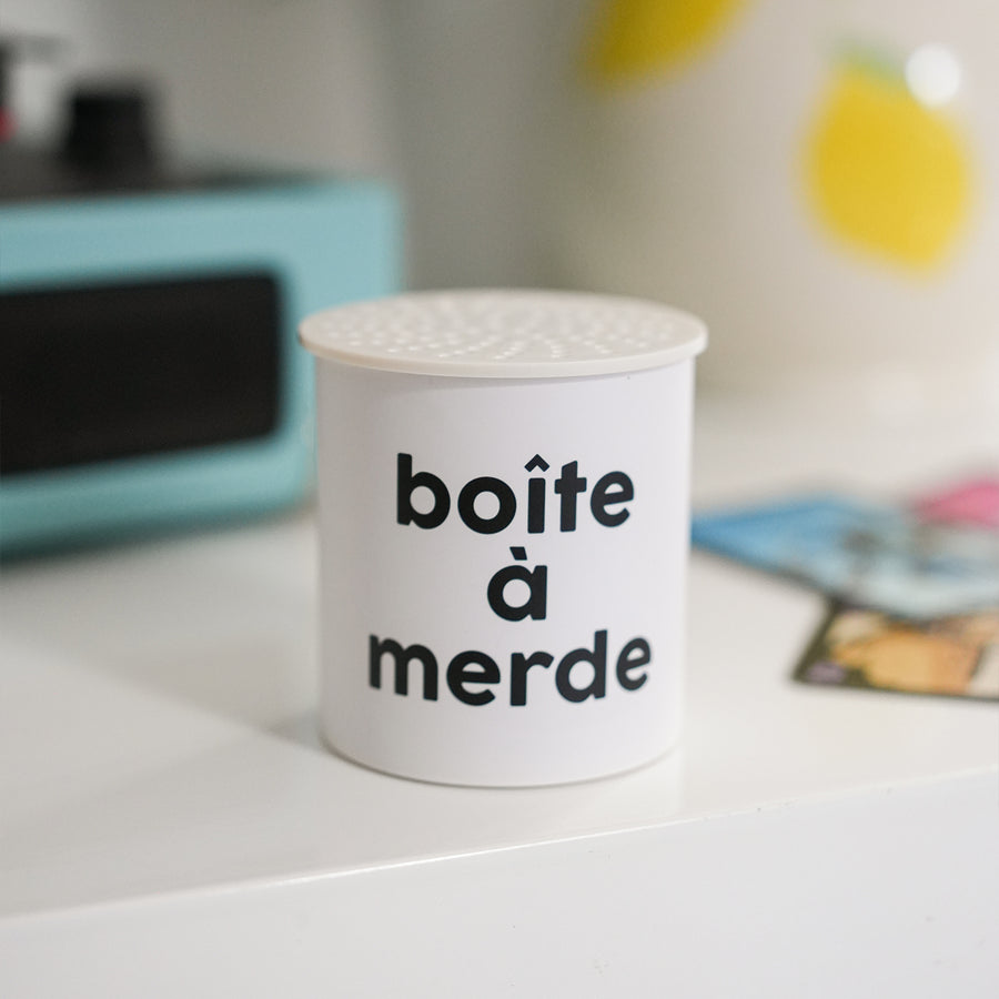 Boîte à merde vue de côté avec un design humoristique.