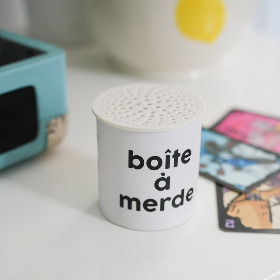 Boîte à merde vue de côté avec un design humoristique.