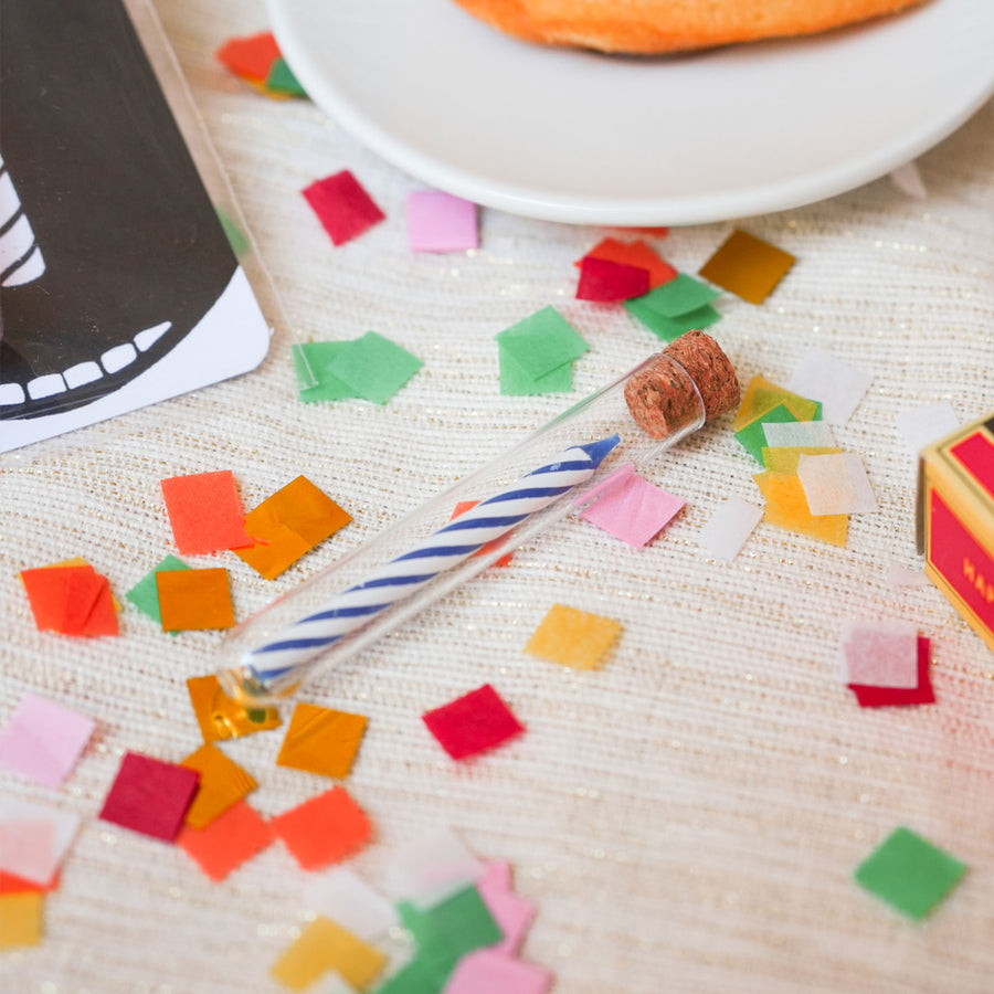 Tube à essai transparent avec une bougie à l'intérieur.