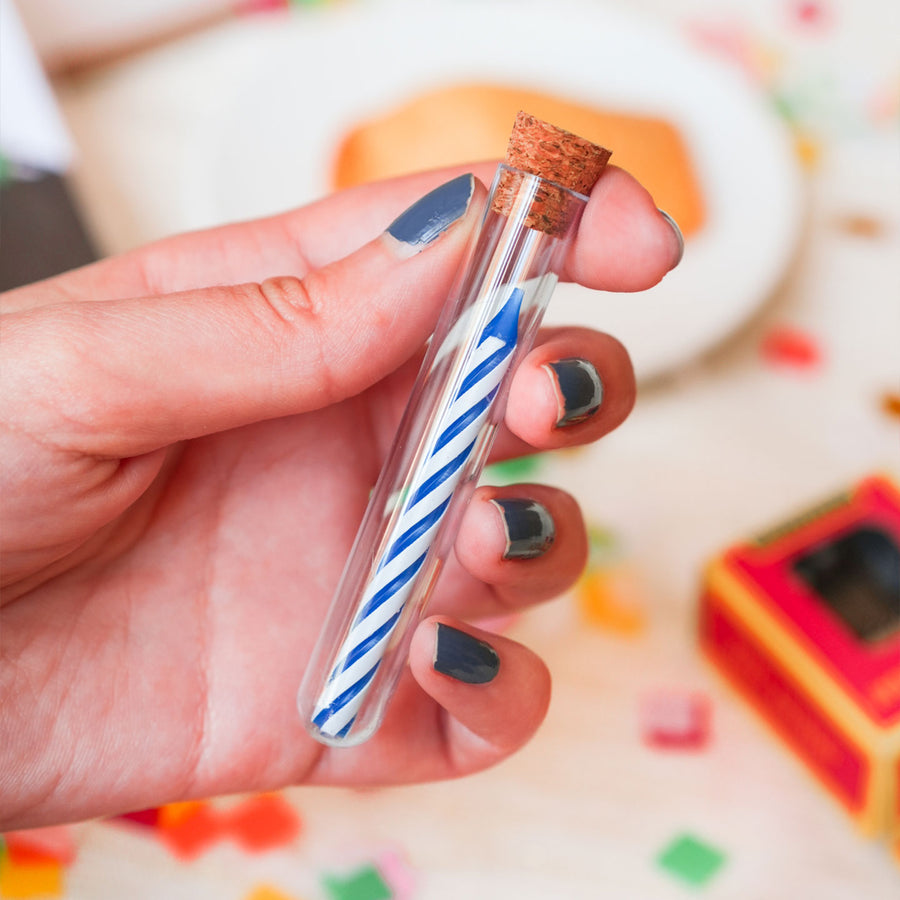 Bougie colorée dans un tube à essai transparent