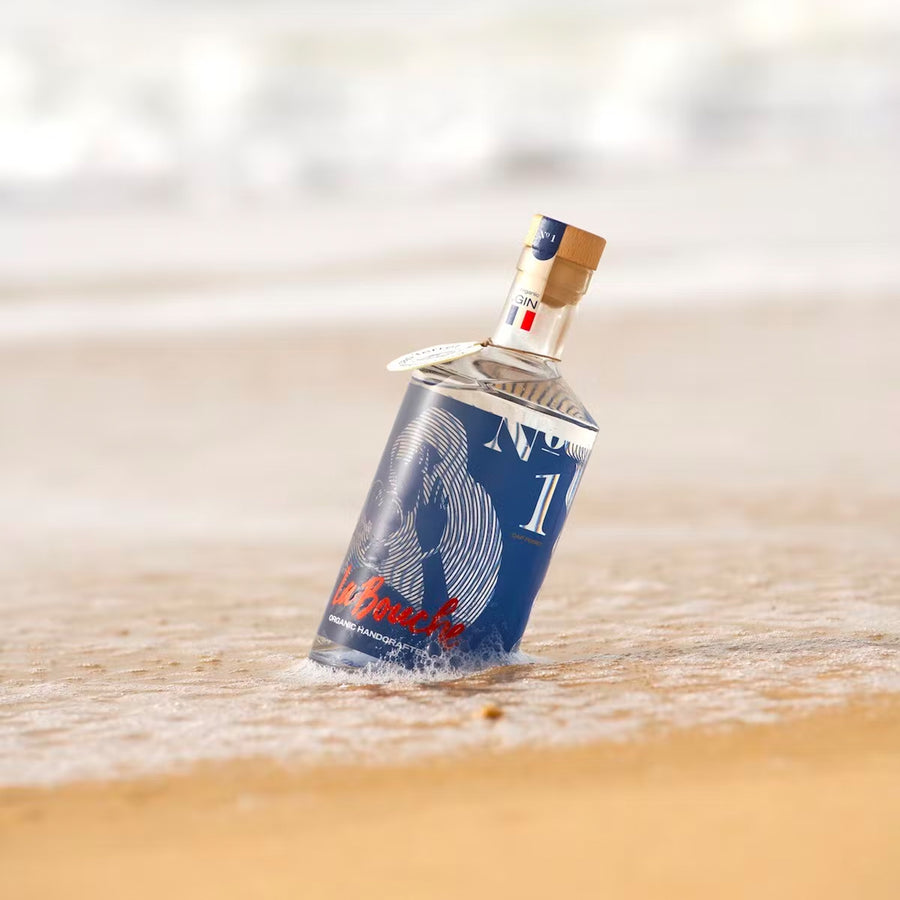 Bouteille de gin du Cap Ferret avec étiquette élégante