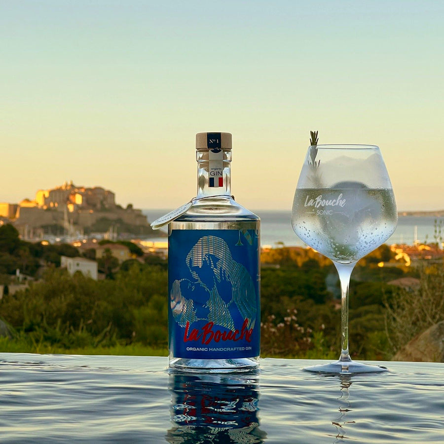 Bouteille de gin du Cap Ferret avec étiquette élégante