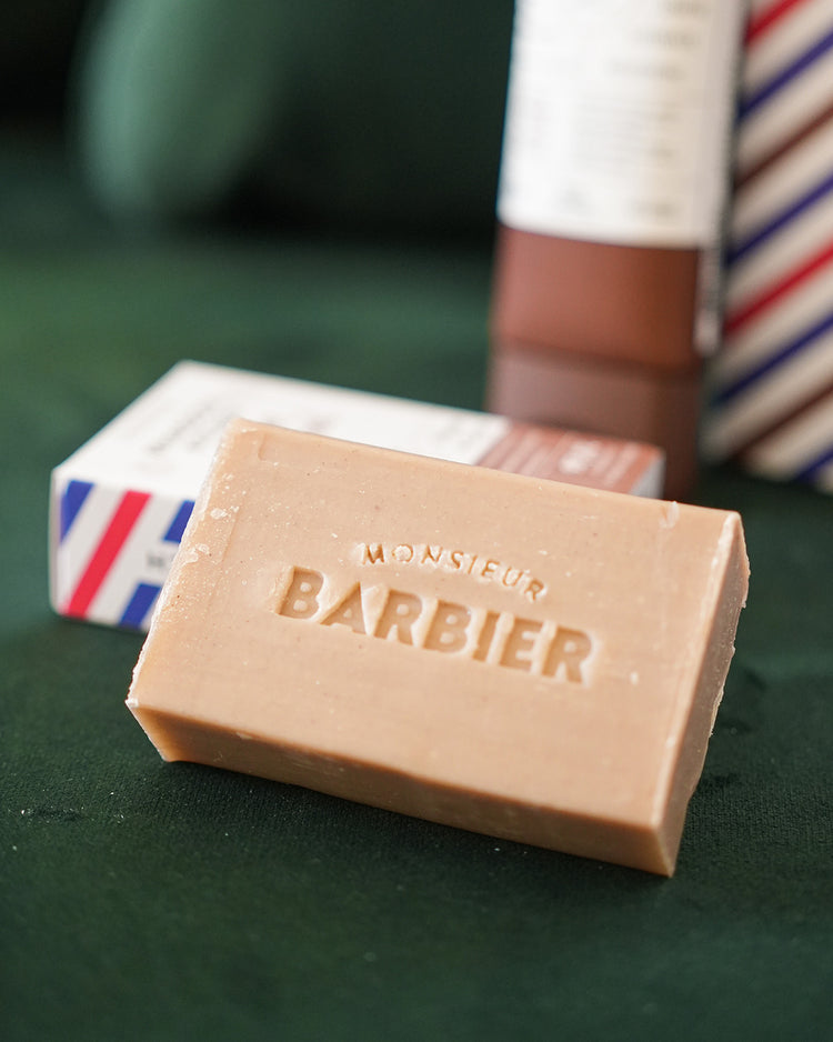 Box de soins pour homme avec savon et gel nettoyant visible