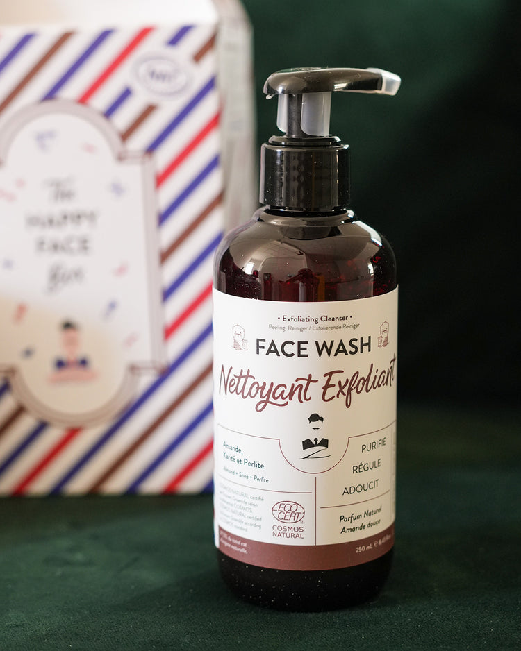 Box de soins pour homme avec savon et gel nettoyant visible